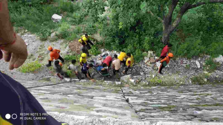 खाई में गिरी बाइक, SDRF द्वारा दो यवकों का किया सकुशल रेस्क्यू,,,।