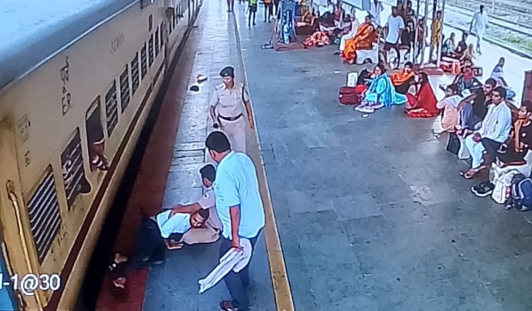 हरिद्वार: आरपीएफ कांस्टेबल की सजगता ने रेल यात्री को मौत के मुंह से बचाया,,,। (Video)