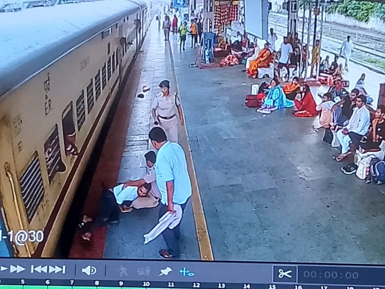 हरिद्वार: आरपीएफ कांस्टेबल की सजगता ने रेल यात्री को मौत के मुंह से बचाया,,,। (Video)