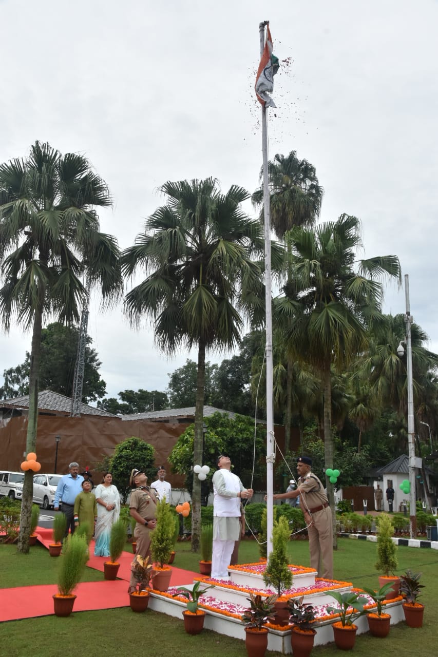 मुख्यमंत्री पुष्कर सिंह धामी ने स्वतंत्रता की 75वीं वर्षगांठ के अवसर पर मुख्यमंत्री आवास में ध्वजारोहण किया,,,।