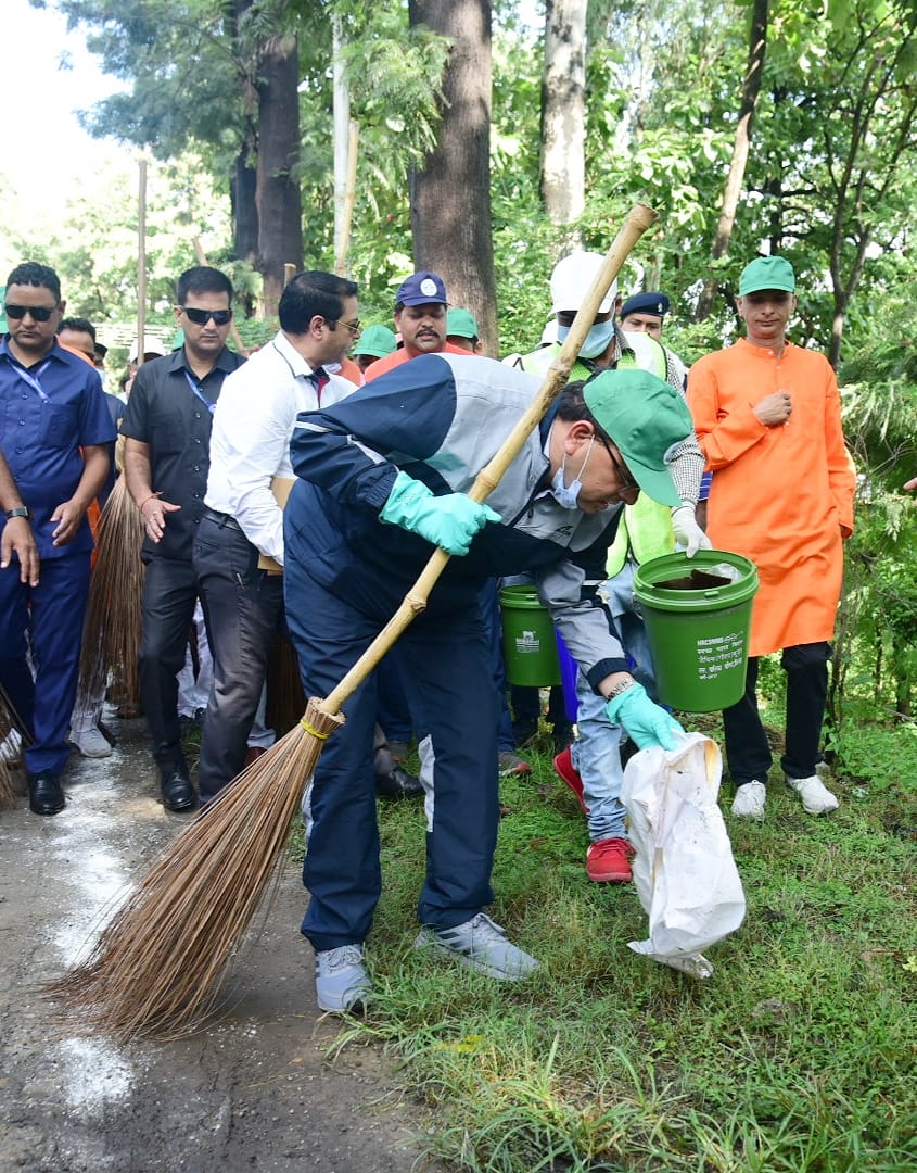 मुख्यमंत्री पुष्कर सिंह धामी ने जी.बी पंत यूनिवर्सिटी परिसर में सेवा पखवाड़े के अंतर्गत स्वच्छता कार्यक्रम में प्रतिभाग किया,,,।
