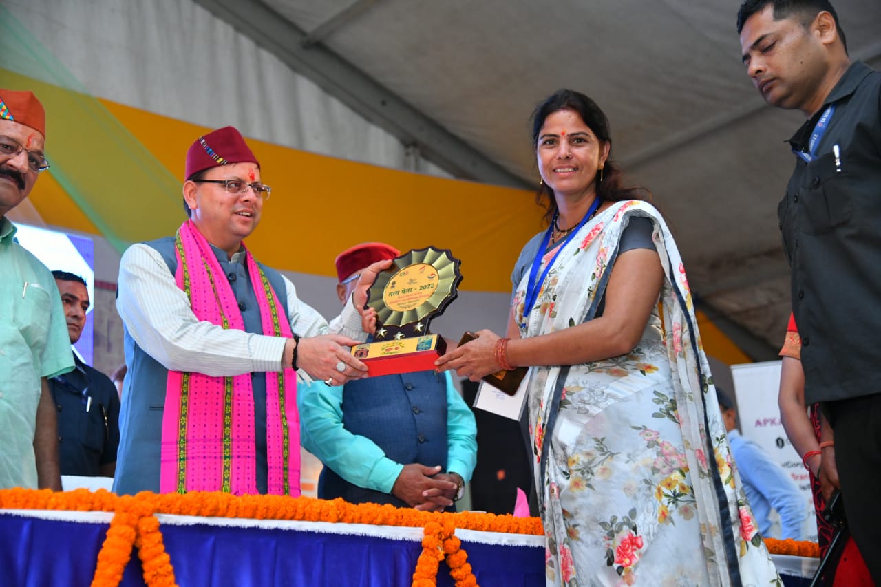 मुख्यमंत्री ने किया सरस मेले में महिला स्वयं सहायता समूहों को सम्मानित,,,।