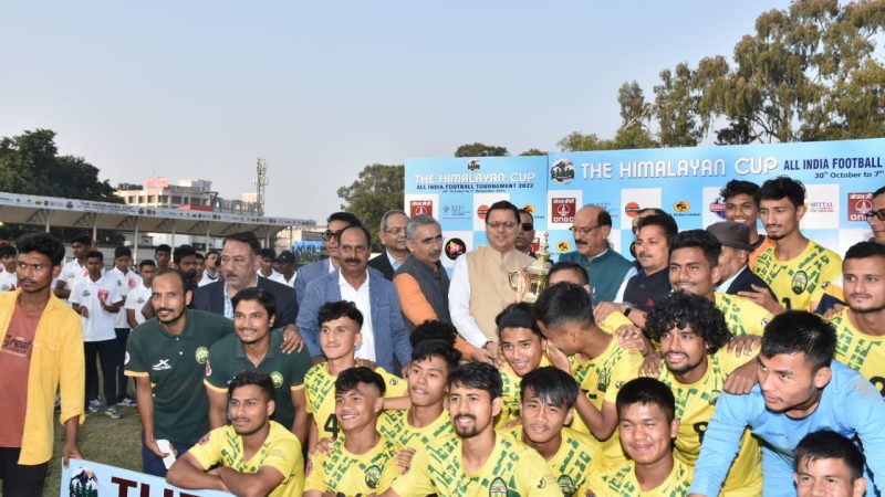 मुख्यमंत्री ने दि हिमालयन कप ऑल इण्डिया फुटबॉल टूर्नामेंट की विजेता टीम को प्रदान की ट्रॉफी,,,।