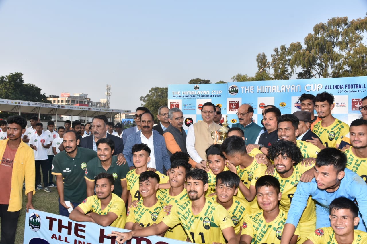 मुख्यमंत्री ने दि हिमालयन कप ऑल इण्डिया फुटबॉल टूर्नामेंट की विजेता टीम को प्रदान की ट्रॉफी,,,।