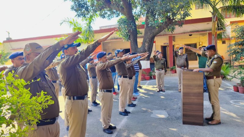 संविधान दिवस के अवसर पर जनपद पौड़ी के तैनात पुलिस कर्मियों को दिलाई गई “भारतीय संविधान की उद्देशिका” की शपथ