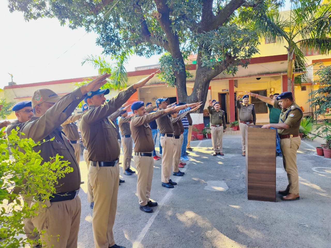 संविधान दिवस के अवसर पर जनपद पौड़ी के तैनात पुलिस कर्मियों को दिलाई गई “भारतीय संविधान की उद्देशिका” की शपथ