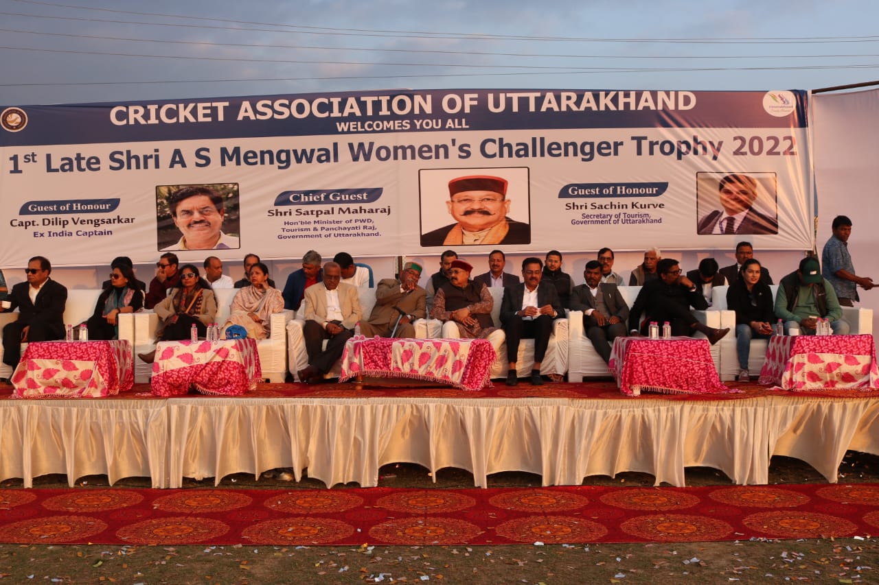 पर्यटन मंत्री सतपाल महाराज, भारतीय क्रिकेट टीम के पूर्व कप्तान दिलीप वेंगसरकर ने विजेता व उपविजेता खिलाड़ियों को किया सम्मानित,,,।