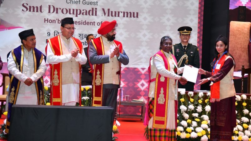 राष्ट्रपति द्रोपदी मुर्मु ने दून विश्वविद्यालय के तृतीय दीक्षांत समारोह में 36 मेधावी छात्र-छात्राओं को सम्मानित किया,,,।