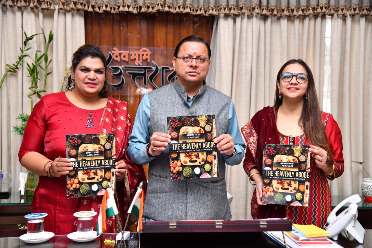 मुख्यमंत्री पुष्कर सिंह धामी ने पहाड़ी खाने की रेसेपी पर आधारित पुस्तक The Heavenly Abode पुस्तक का विमोचन किया,,,।