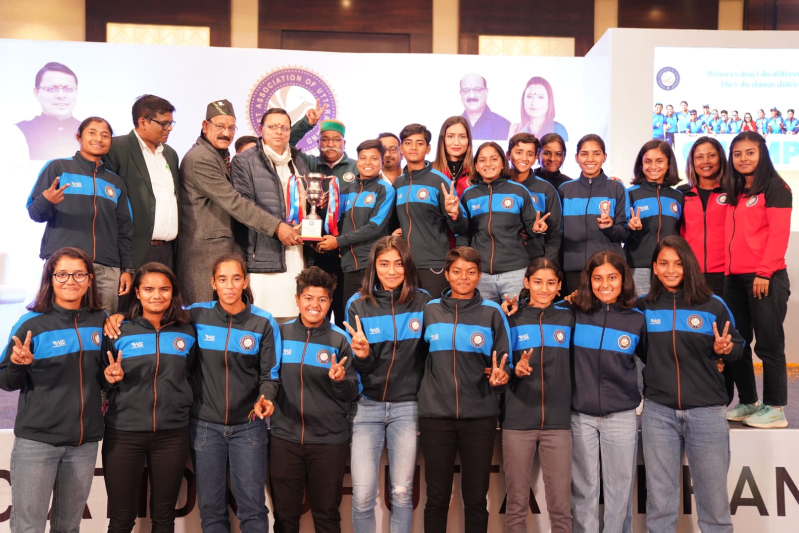 उत्तराखण्ड महिला अंडर 19 क्रिकेट टीम के सदस्यों को सम्मानित किया,,,।
