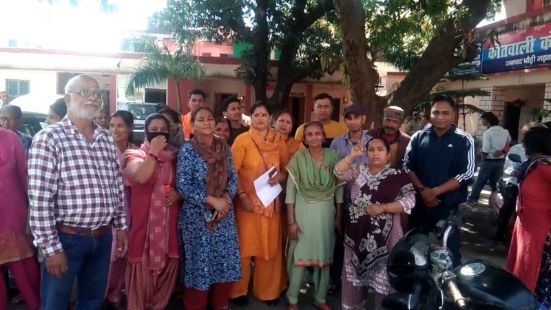 हिंदू युवा वाहिनी के प्रदेश संगठन महामंत्री राजेश जदली के नेतृत्व में प्रॉपर्टी डीलर का थाना परिसर में विरोध प्रदर्शन किया गया,,,।