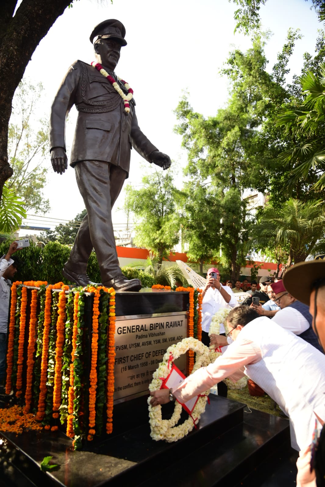 मुख्यमंत्री धामी ने किया सीडीएस जनरल बिपिन रावत की प्रतिमा का अनावरण तथा स्मारक का लोकार्पण,,,।
