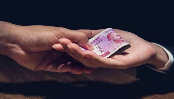 उत्तराखंड: विजिलेंस ने दरोगा को ₹20000 रिश्वत लेते पकड़ा!!