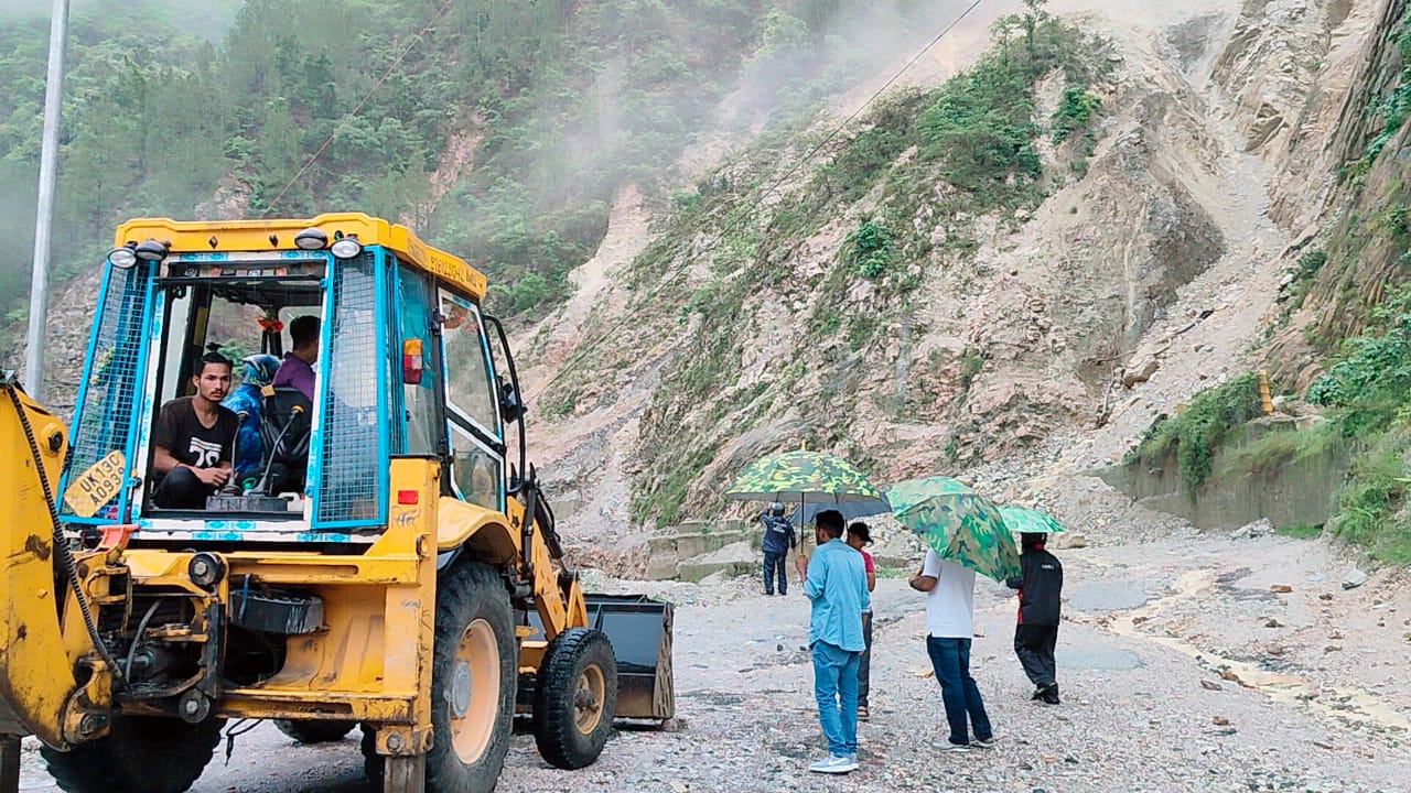 राष्ट्रीय राजमार्ग श्रीनगर-रुद्रप्रयाग स्थित  सिरोबगड मार्ग का निरीक्षण करते जिलाधिकारी,,,।(Video)