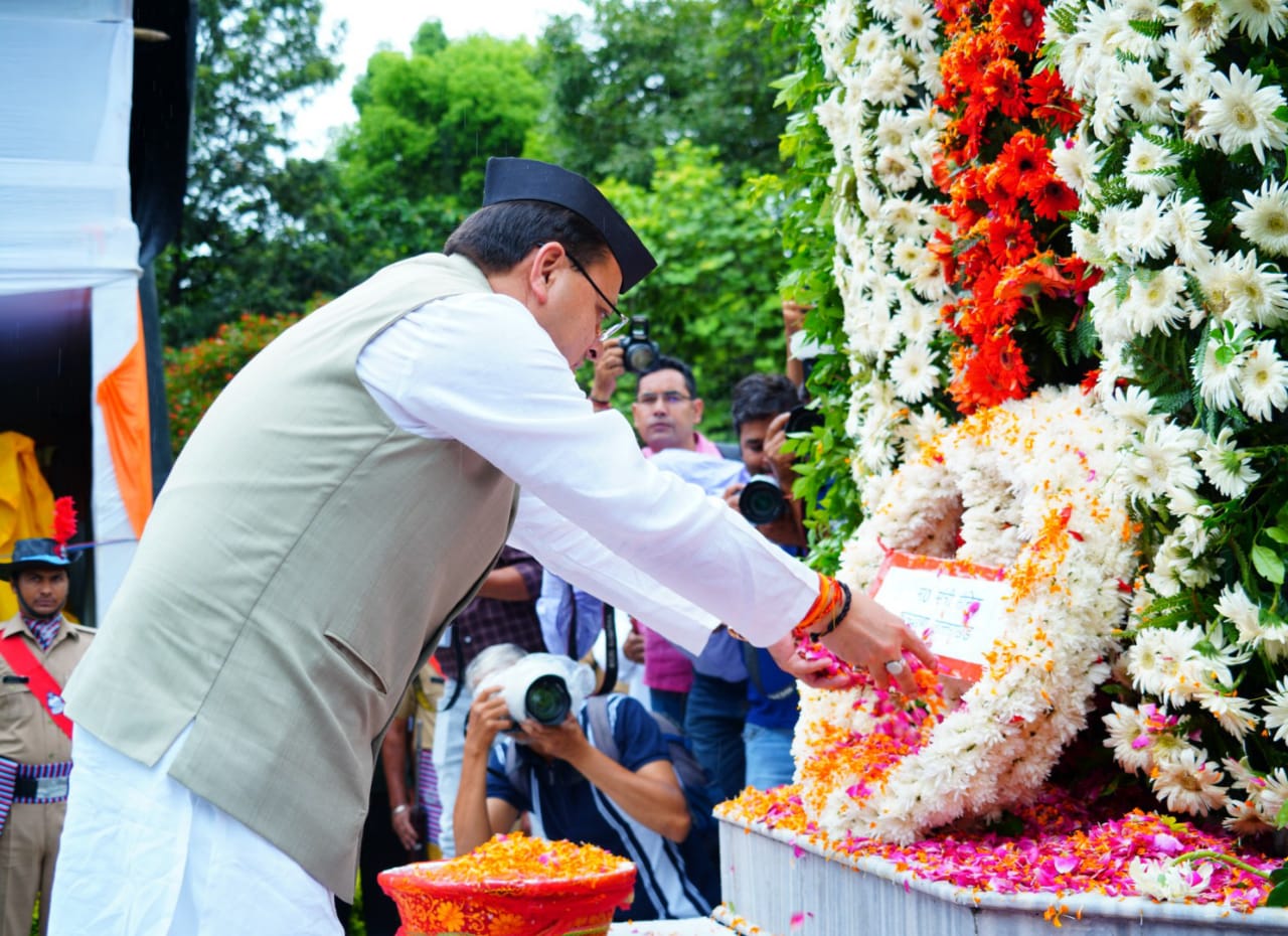 मुख्यमंत्री पुष्कर सिंह धामी ने कारगिल विजय दिवस (शौर्य दिवस) पर शहीद स्मारक पर कारगिल शहीदों को श्रद्धांजलि अर्पित की,,,।