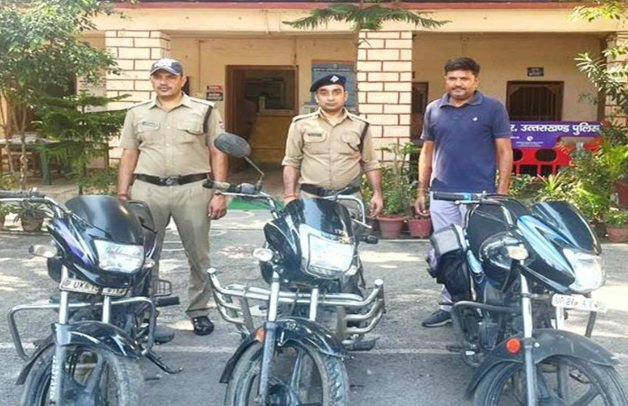 कोटद्वार: तीन बाइकों के साथ शातिर वाहन चोर को पुलिस ने किया गिरफ्तार,,,।