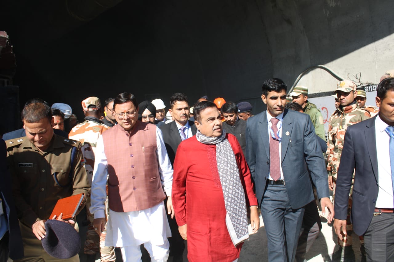 मुख्यमंत्री पुष्कर सिंह धामी ने केन्द्रीय मंत्री नितिन गडकरी के साथ रेस्क्यू अभियान का निरीक्षण व समीक्षा करने के बाद सुरंग में फंसे श्रमिकों के परिजनों से भेंट कर उन्हें आश्वस्त किया,,,।