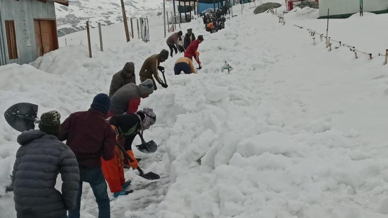 श्री केदारनाथ धाम की यात्रा को सुगम एवं सुव्यस्थित ढंग से संचालित करने के लिए हैलीपैड केदारनाथ तक श्रमिकों द्वारा हटाई गई बर्फ,,,(Video)