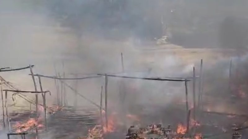 गर्जिया मंदिर परिसर में दोपहर को अचानक आग लग गई, दर्जनों प्रसाद की दुकानें जलकर राख,,,।(Video)