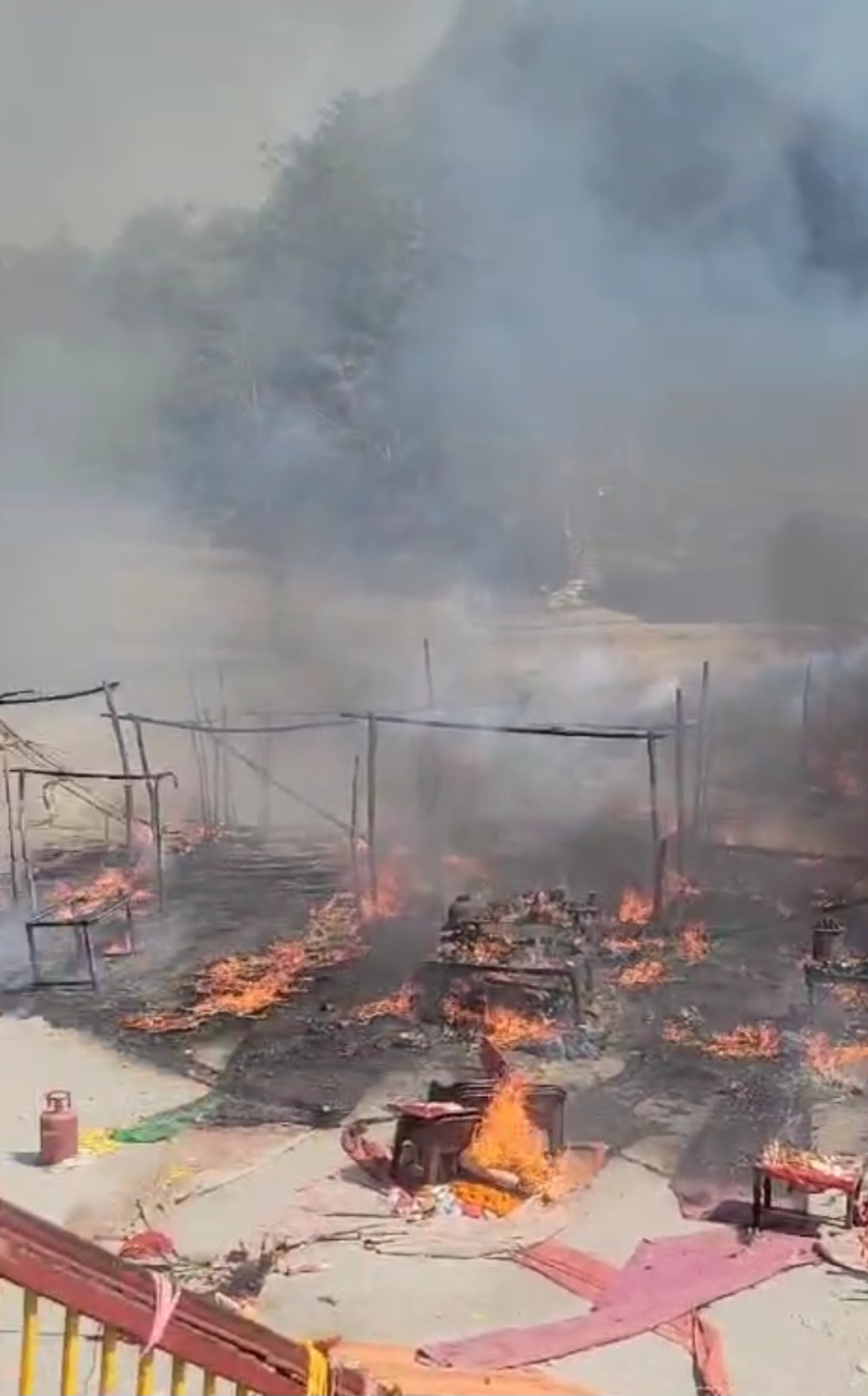 गर्जिया मंदिर परिसर में दोपहर को अचानक आग लग गई, दर्जनों प्रसाद की दुकानें जलकर राख,,,।(Video)