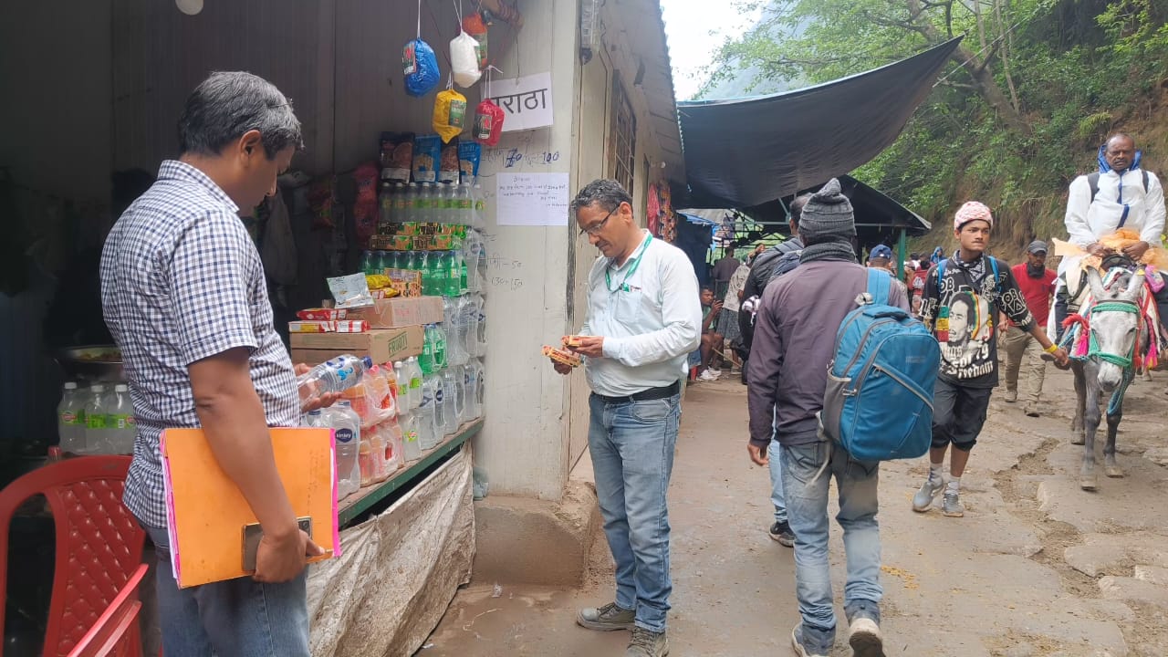 चारधाम यात्रा के दृष्टिगत श्री केदारनाथ यात्रा मार्ग पर खाद्य संरक्षा एवं औषधि प्रशासन द्वारा 5 प्रतिष्ठानों से लिए गए सैंपल,,,।