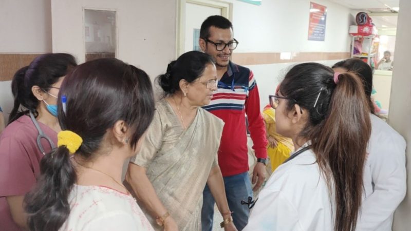 उत्तराखंड राज्य महिला आयोग की अध्यक्ष ने दून अस्पताल में पुरोला रेप पीड़ित छात्रा से की मुलाकात,,,।