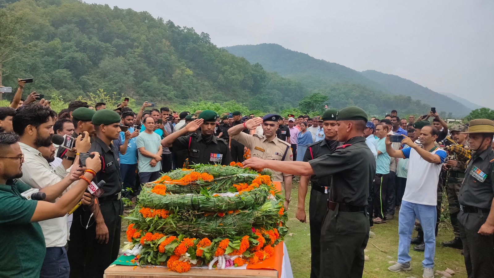 कोटद्वार: वरिष्ठ पुलिस अधीक्षक ने वीर शहीदों के पार्थिव शरीर पर पुष्प चक्र अर्पित कर दी भावभीनी श्रद्धांजलि,,,।