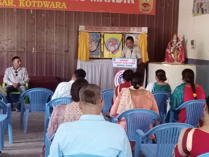कोटद्वार: सरस्वती विद्या मंदिर इंटर कॉलेज में अभिभावक गोष्ठी के दौरान पठन पाठन एवम क्रियात्मक क्रियाकलापों के बारें में विचार साझा किए,,,।