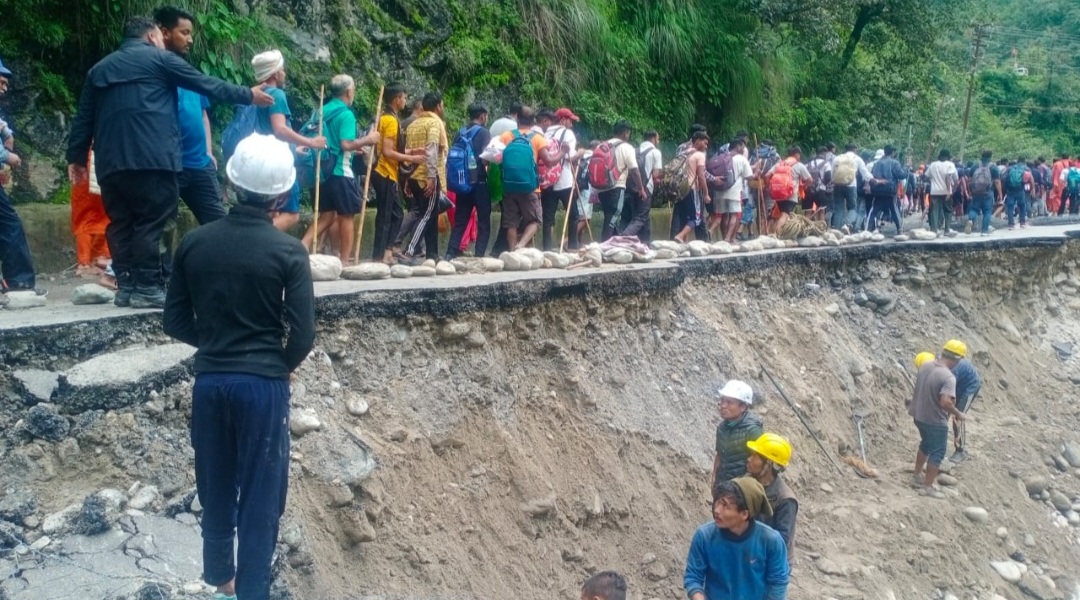 छोटी गाड़ियों के लिए खुला गौरीकुंड हाईवे, 2500 लोगों का सुरक्षित रेस्क्यू, भारी बारिश के कारण बाधित हो गया था गौरीकुंड हाईवे,,,।