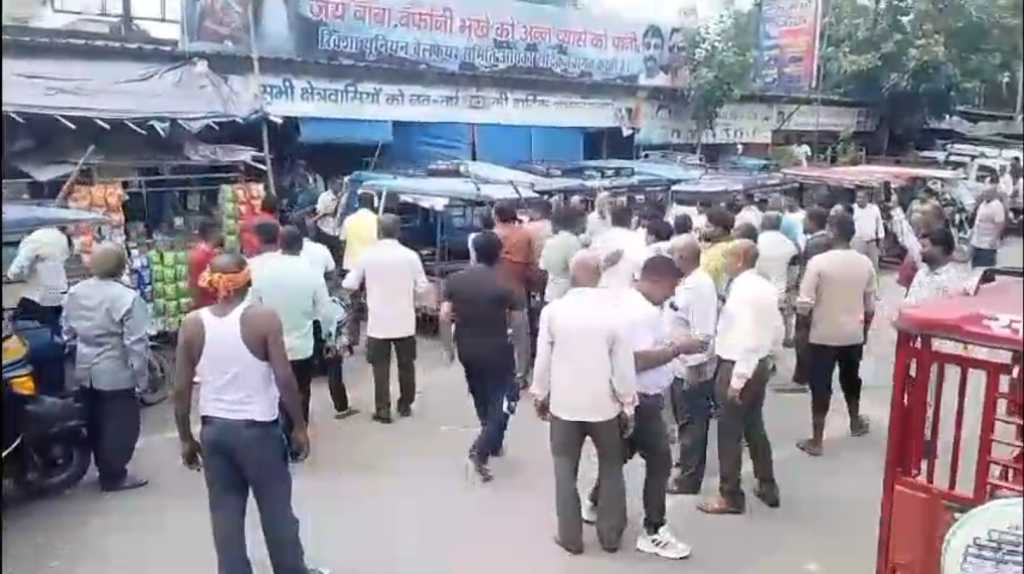 हरिद्वार रोडवेज बस अड्डे के बाहर पार्किंग को लेकर चले लाठी डंडे,,,। (Video)