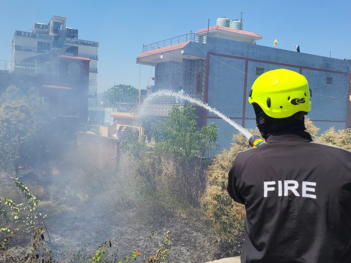 कोटद्वार: रिहायशी क्षेत्र में भीषण आग पर फायर यूनिट की त्वरित कार्रवाई, बड़ा हादसा टला,,,।