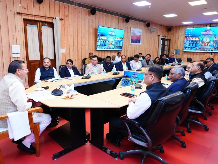 मुख्यमंत्री धामी से “इंडिया डिजिटल इंपॉवरमेंट मीट एंड अवॉर्ड” समारोह के आयोजकों ने भेंट की,,,।